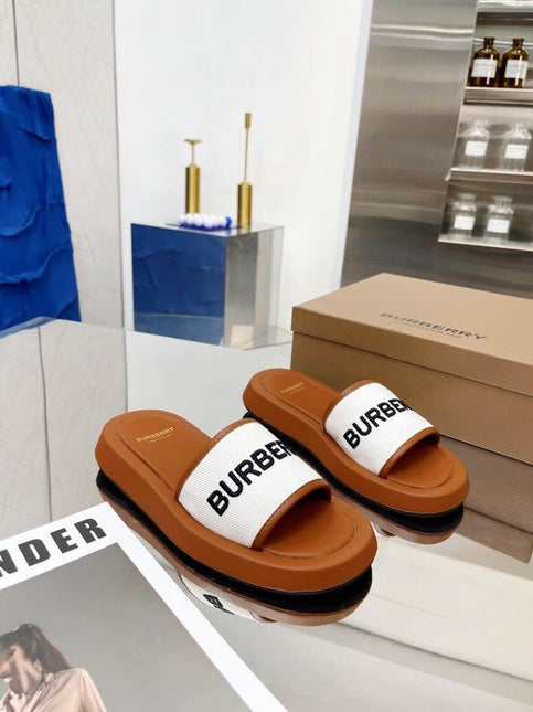 BURBERRY 26S SLIDE SANDALS IN CARAMEL BROWN CALFSKIN AND WHITE FABRIC