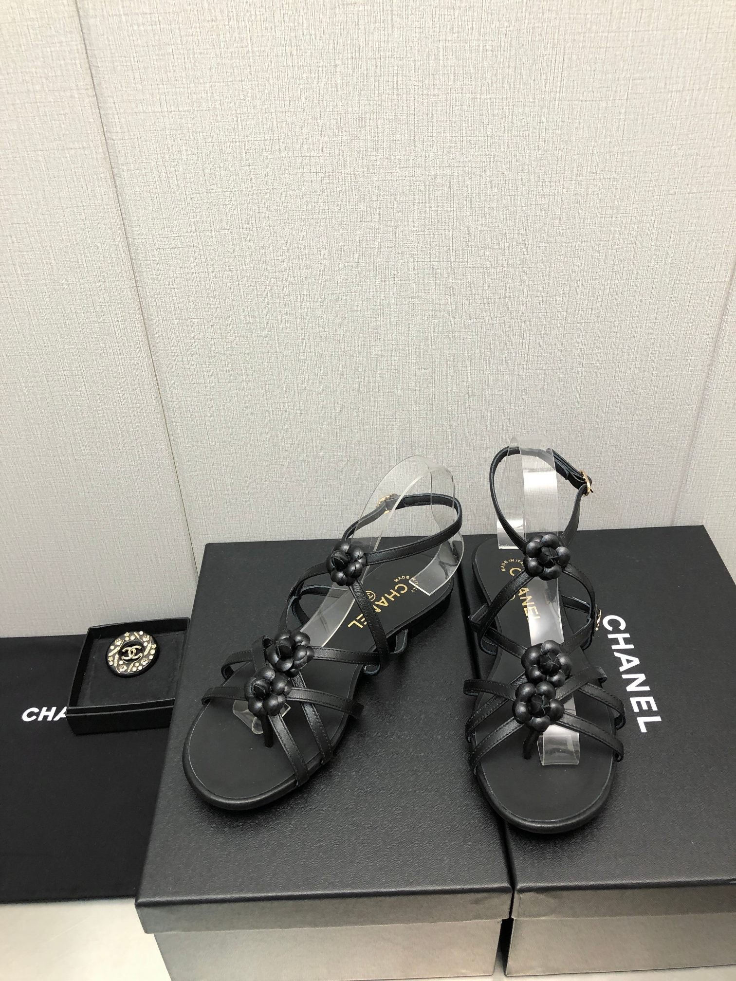 FLORAL FLAT SANDAL IN BLACK LAMBSKIN