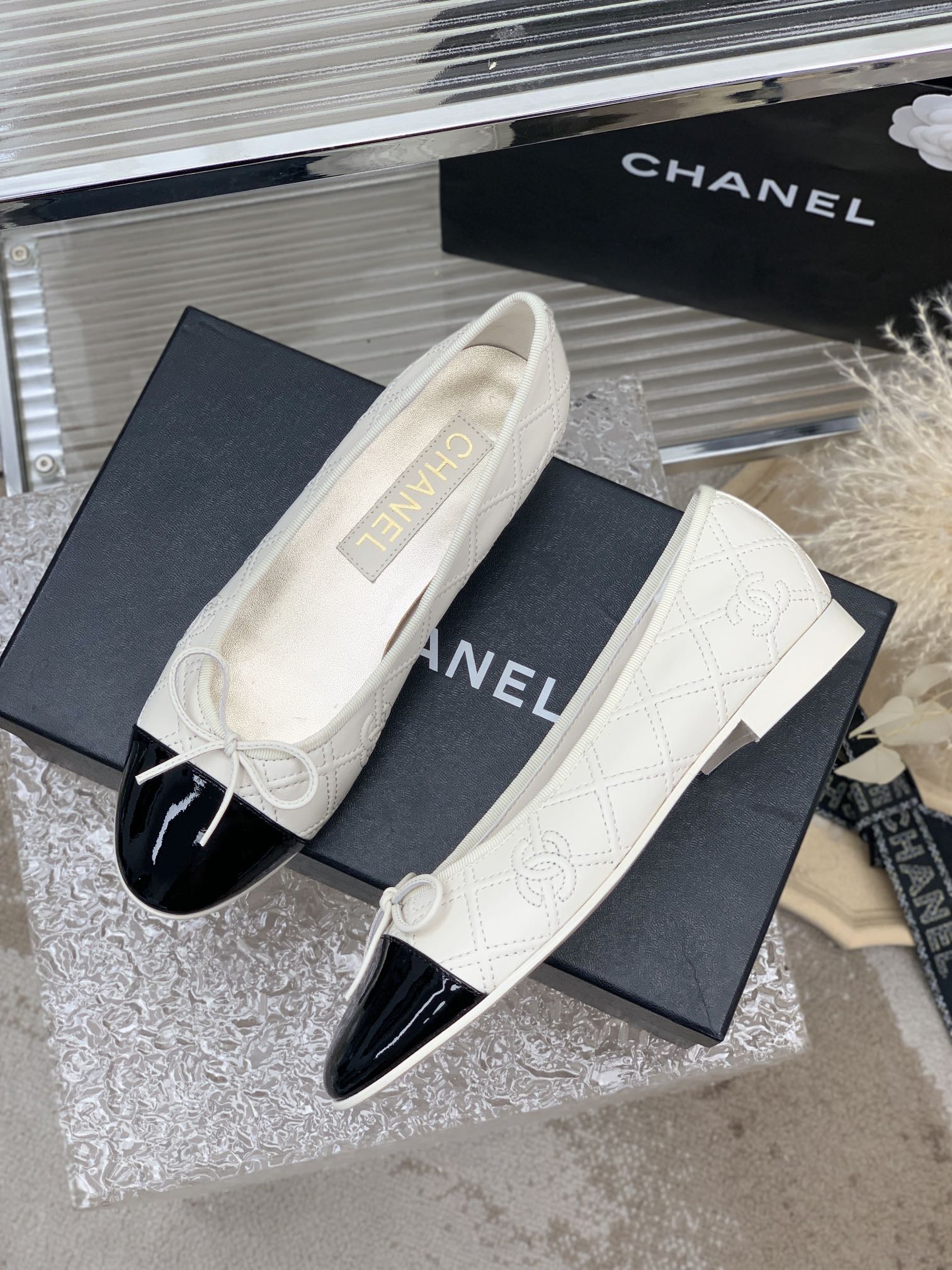 BALLET FLAT GLOSSY BLACK MIX IVORY LAMBSKIN