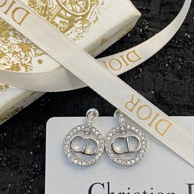 CD 26S CRYSTAL CIRCLE LOGO DROP EARRINGS IN SILVER TONE METAL 644469
