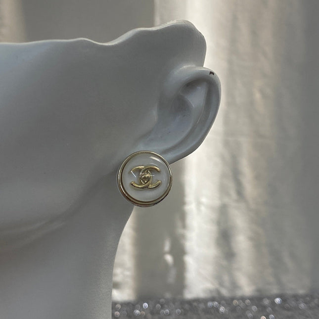 CHANEL 26S DOUBLE C LOGO ROUND WHITE RESIN STUD EARRINGS IN GOLD METAL 633348