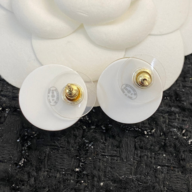 CHANEL 26S DOUBLE C LOGO ROUND WHITE RESIN STUD EARRINGS IN GOLD METAL 633348
