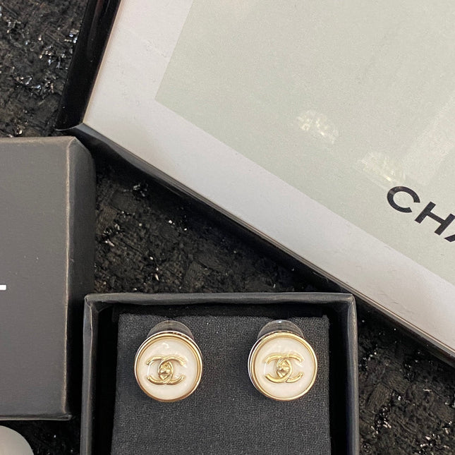 CHANEL 26S DOUBLE C LOGO ROUND WHITE RESIN STUD EARRINGS IN GOLD METAL 633348