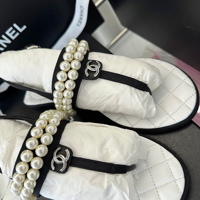 CLASSIC THONG SANDALS PEARL CHAIN IN WHITE LAMBSKIN