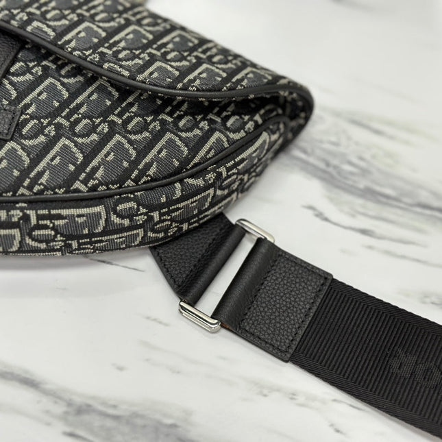SADDLE 28 BAG IN BLACK OBLIQUE JACQUARD