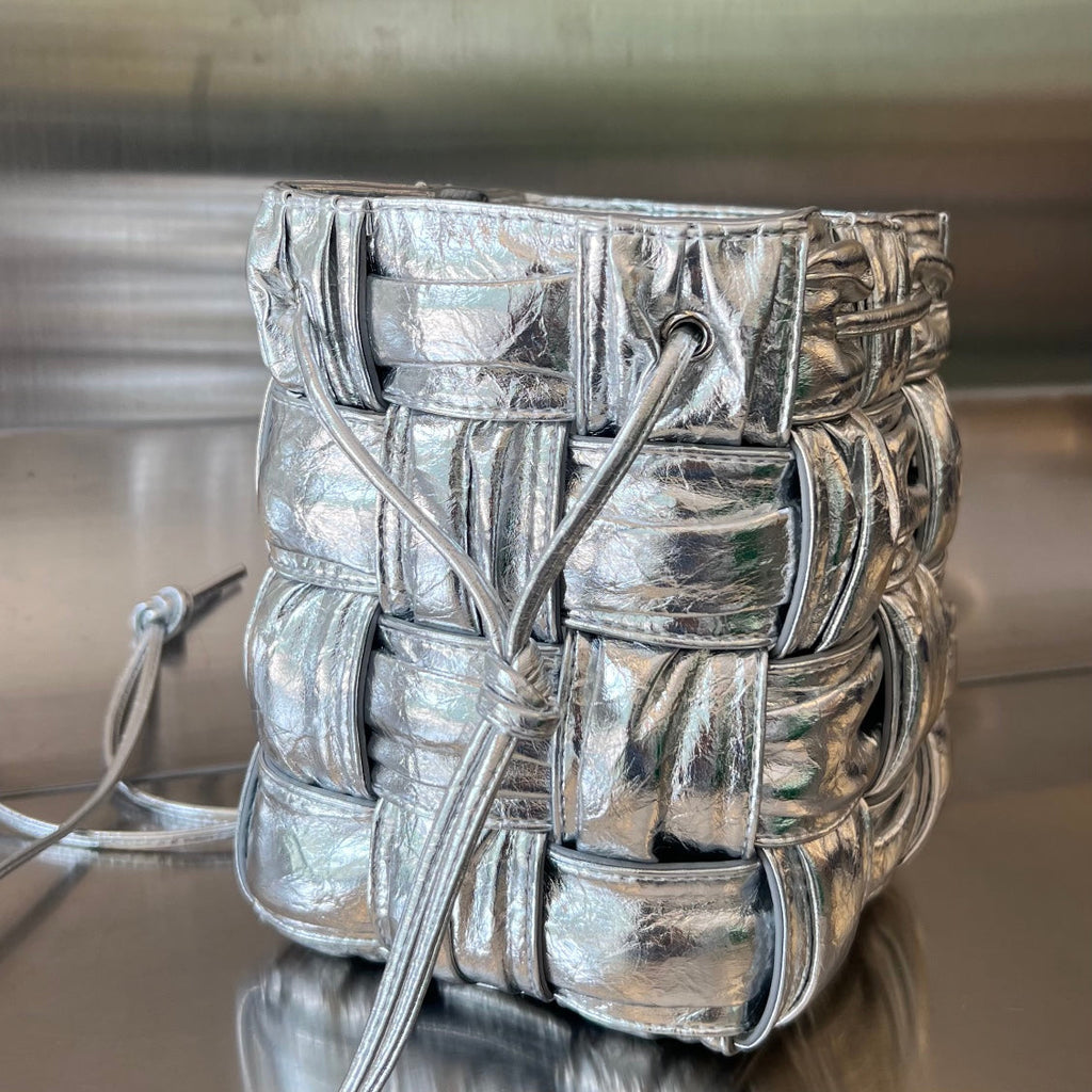 SMALL CASSETTE BUCKET 18 IN SILVER METALLIC SOFT LAMBSKIN