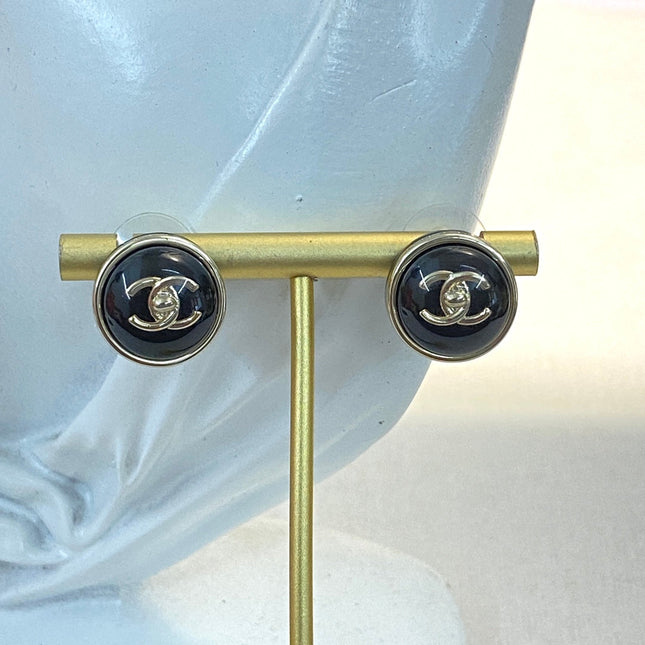 CHANEL 26S DOUBLE C LOGO ROUND WHITE RESIN STUD EARRINGS IN GOLD METAL 633347