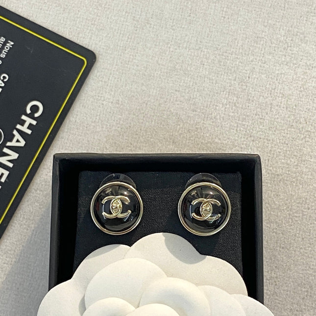 CHANEL 26S DOUBLE C LOGO ROUND WHITE RESIN STUD EARRINGS IN GOLD METAL 633347