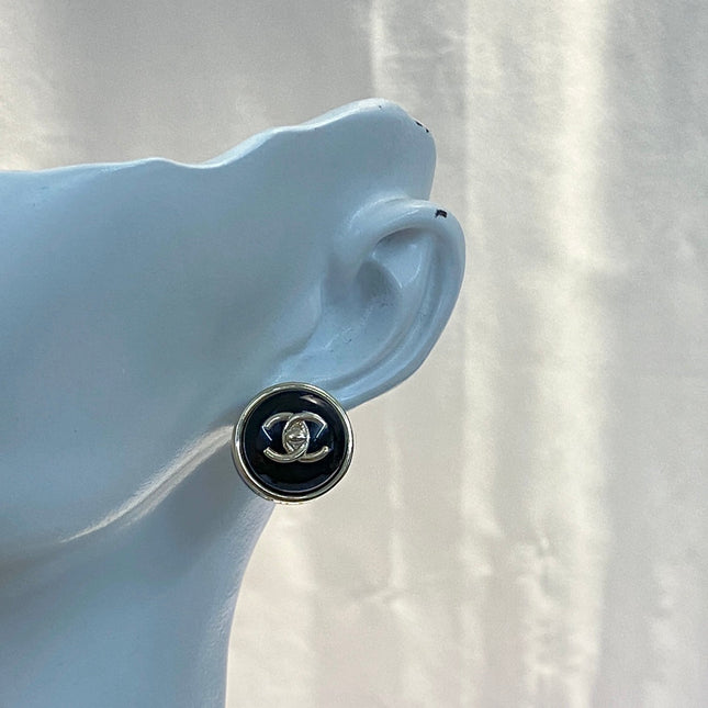 CHANEL 26S DOUBLE C LOGO ROUND WHITE RESIN STUD EARRINGS IN GOLD METAL 633347