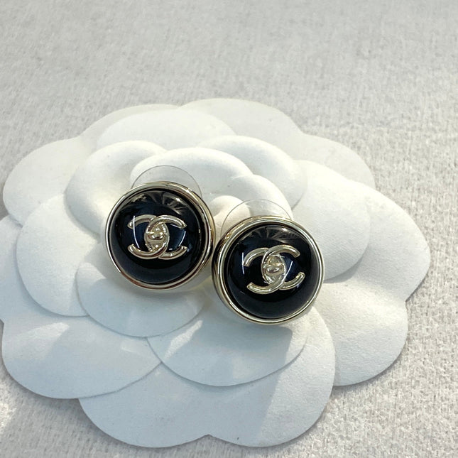 CHANEL 26S DOUBLE C LOGO ROUND WHITE RESIN STUD EARRINGS IN GOLD METAL 633347