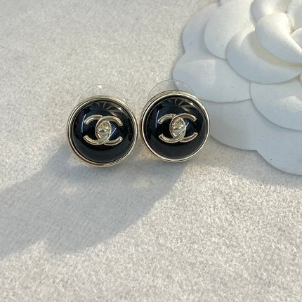 CHANEL 26S DOUBLE C LOGO ROUND WHITE RESIN STUD EARRINGS IN GOLD METAL 633347
