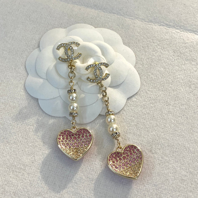 CHANEL 26S DOUBLE C LOGO PEARL & OMBRE PINK CRYSTAL HEART DROP EARRINGS IN GOLD METAL 633103