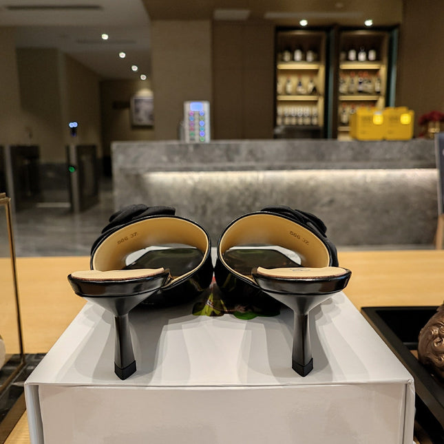 PRADA 26S OPEN TOE MULES 45MM IN BLACK PATENT CALFSKIN WITH ROSETTE