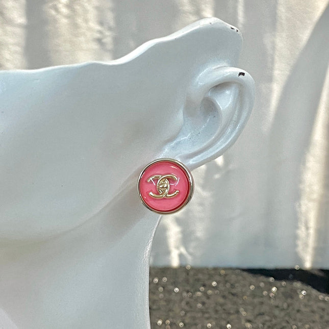 CHANEL 26S DOUBLE C LOGO ROUND PINK RESIN STUD EARRINGS IN GOLD METAL 633346