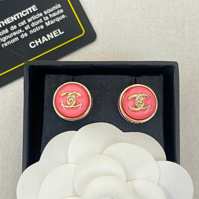 CHANEL 26S DOUBLE C LOGO ROUND PINK RESIN STUD EARRINGS IN GOLD METAL 633346