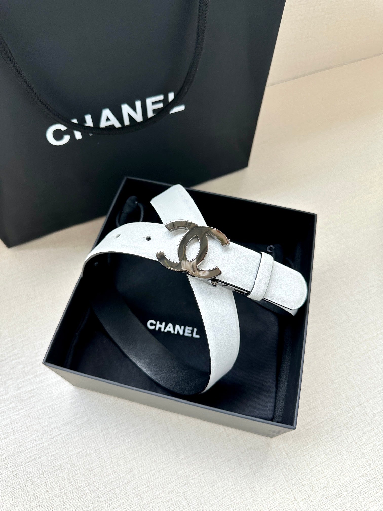 CC 30MM BELT IN WHITE AND BLACK CALFSKIN WITH SILVER HARDWARE