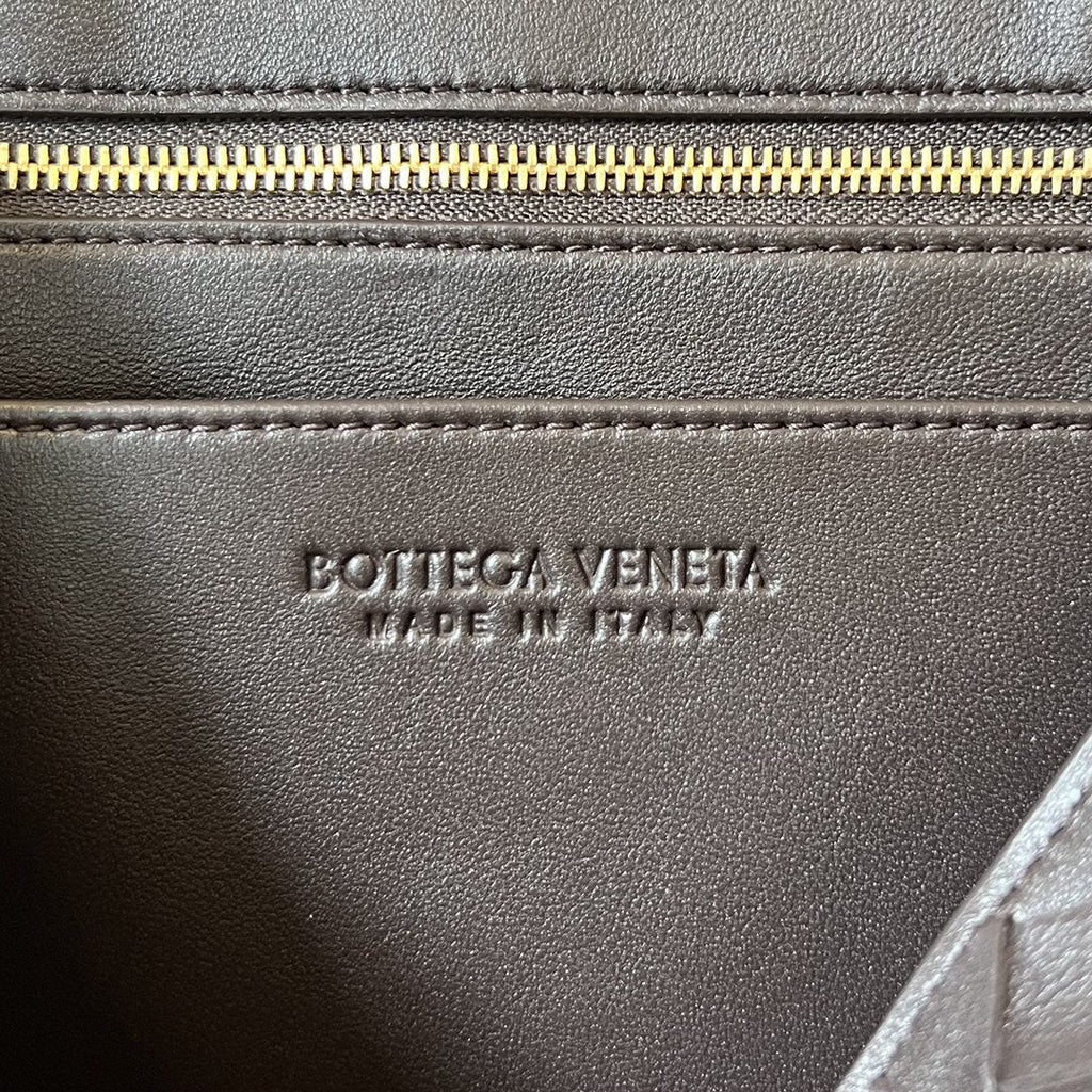 SMALL ANDIAMO 29 IN DARK BROWN LAMBSKIN