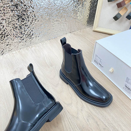 ANKLE BOOTS IN BLACK PATENT CALFSKIN
