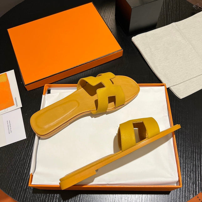0RAN SANDAL Leather Medallion