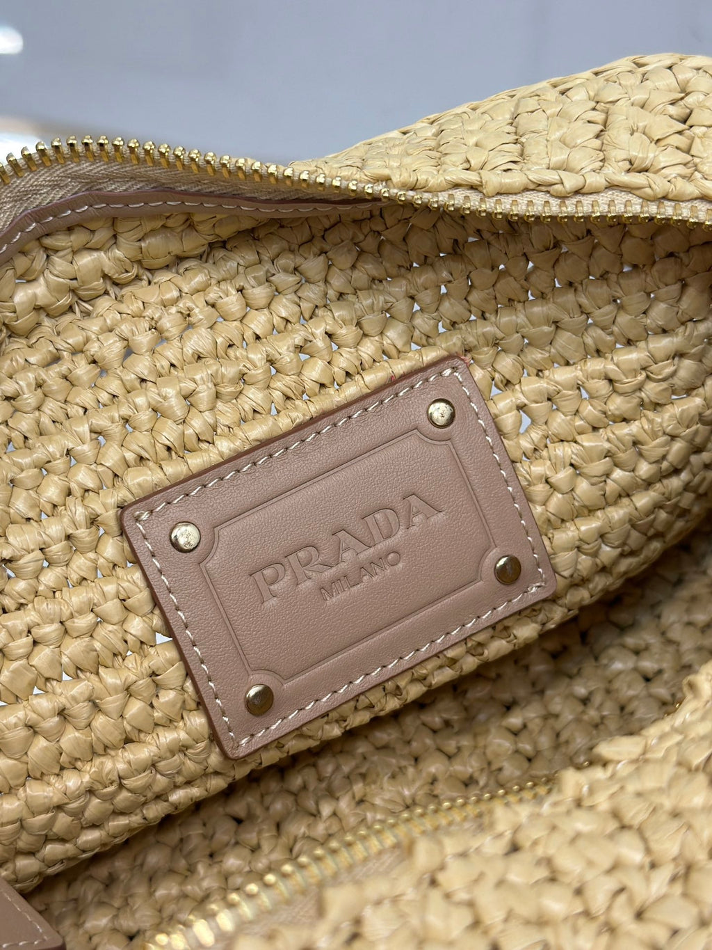 CAMERA BAG 20 IN BEIGE WOVEN RAFFIA