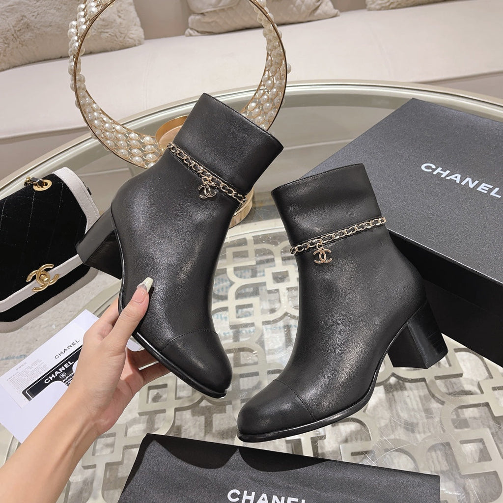 MID-HEEL ANKLE BOOTS IN BLACK SMOOTH CALFSKIN