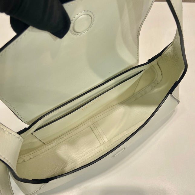 FLAP BAG 25 IN WHITE SMOOTH CALFSKIN TRIANGLE LOGO