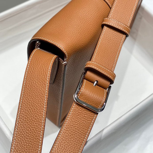 STEVE LIGHT JUNIOR MESSENGER BAG 27 IN GOLD TOGO CALFSKIN