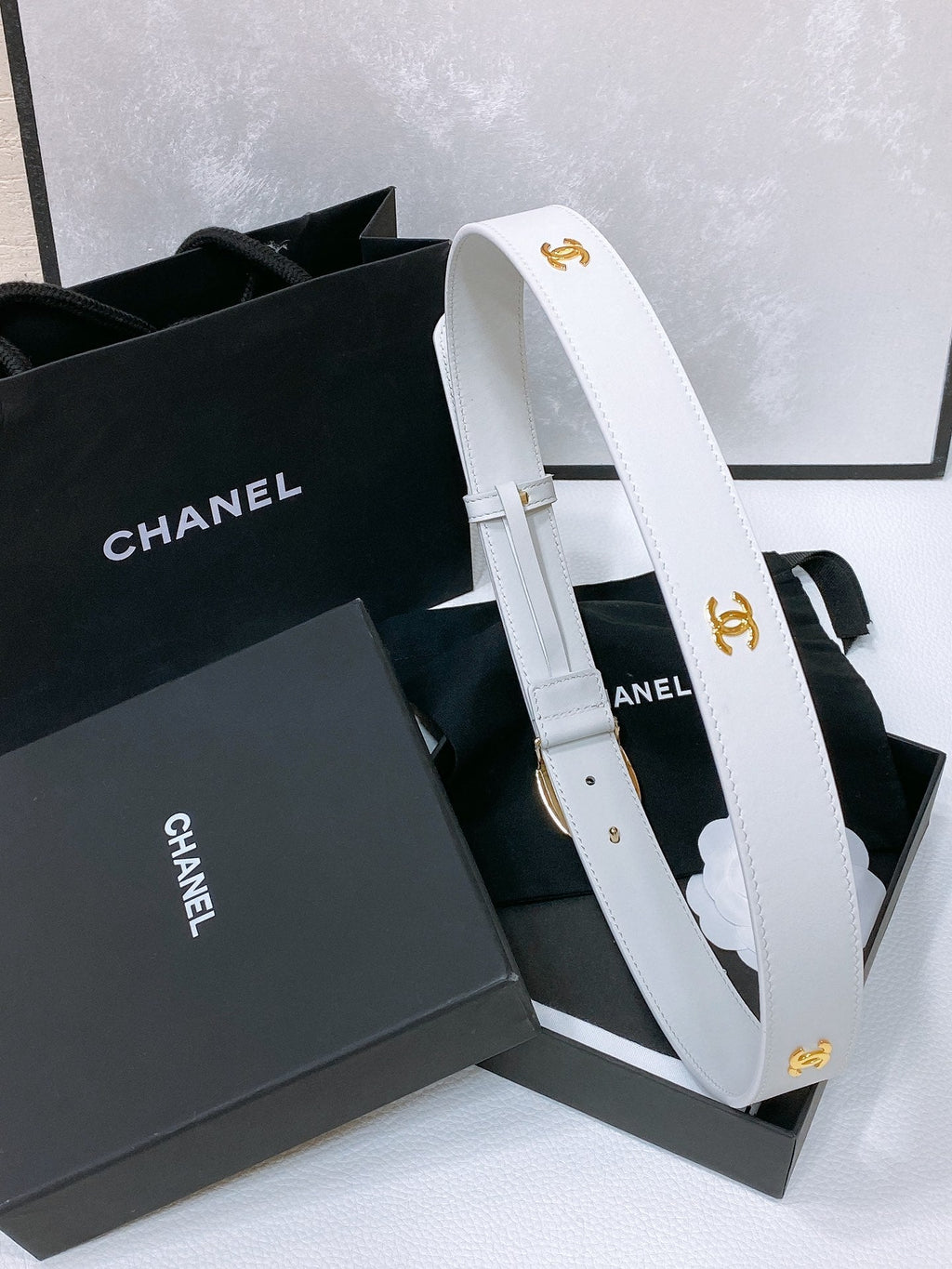CC 30MM BELT IN WHITE SMOOTH CALFSKIN WHITE MIX BLACK METAL LOGO GOLD HARDWARE