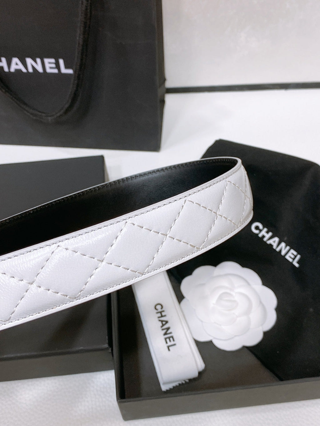 CC BELT 30 MM IN WHITE EMBROIDERED CALFSKIN PEARL LOGO WITH GOLD HARDWARE