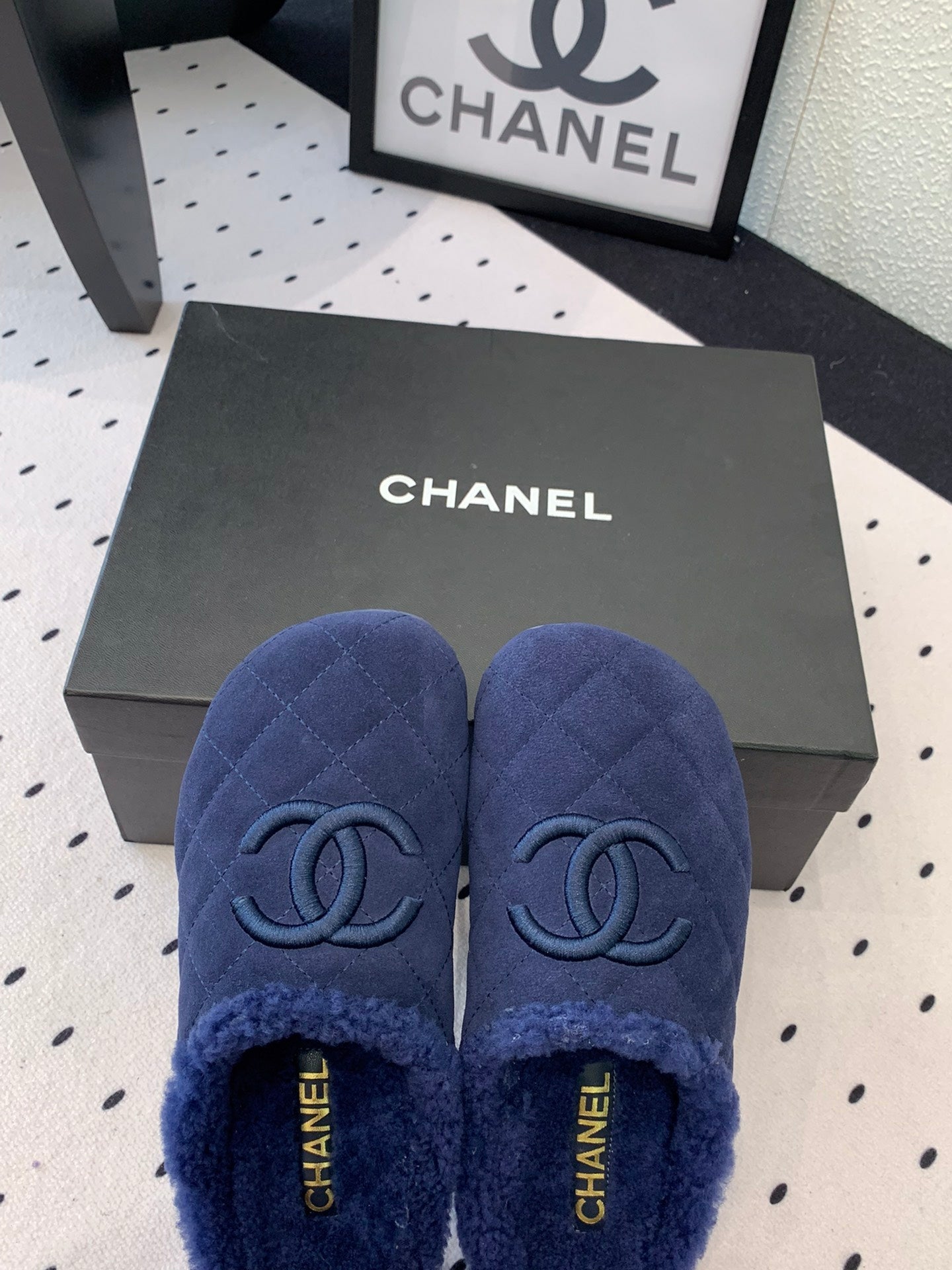 FLAT MULE IN NAVY BLUE SUEDE AND LAMB FUR LINING