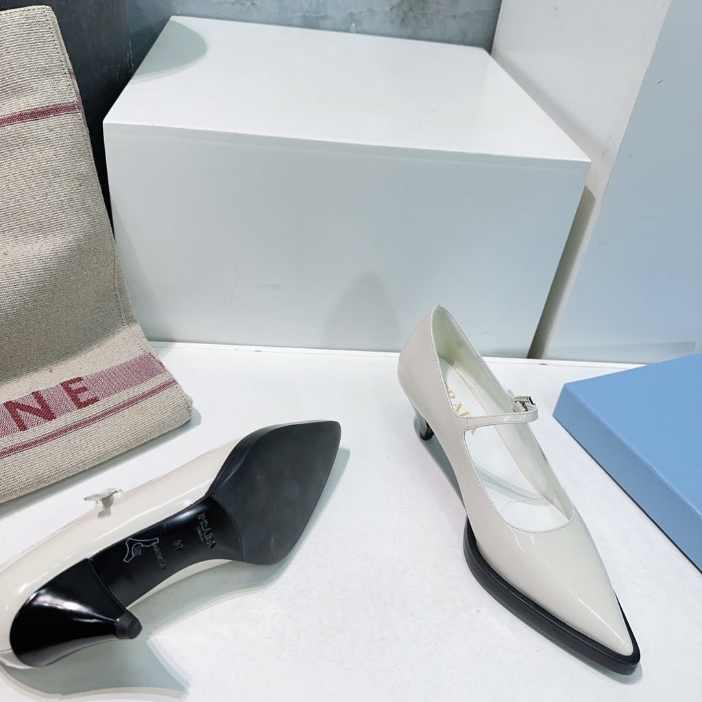 POINTED TOE MEDIUM HEEL PUMPS IN RICE WHITE GLOSSY LAMBSKIN
