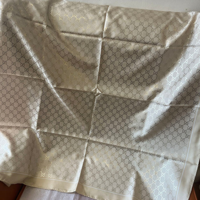 GUCCI 25S SCARF 90 IN SILK 697667
