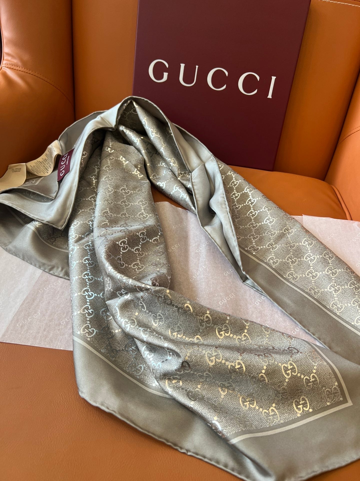 GUCCI 26S SCARF 90 IN SILK 816290