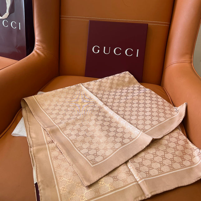 GUCCI 26S SCARF 90 IN SILK 816291