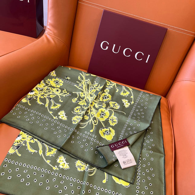 GUCCI 26S SCARF 90 IN SILK 816292