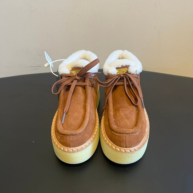 PRADA 25S HIGH-TOP SHOES 40 MM IN BROWN SUEDE SHEARLING-LINED