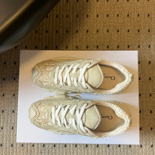 DIOR 26S VIBE SNEAKER 55MM IN GOLD DIOR OBLIQUE LUSENTI EMBROIDERED COTTON AND BEIGE SUEDE