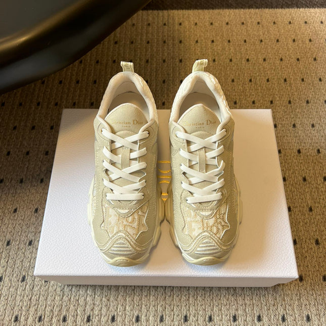 DIOR 26S VIBE SNEAKER 55MM IN GOLD DIOR OBLIQUE LUSENTI EMBROIDERED COTTON AND BEIGE SUEDE