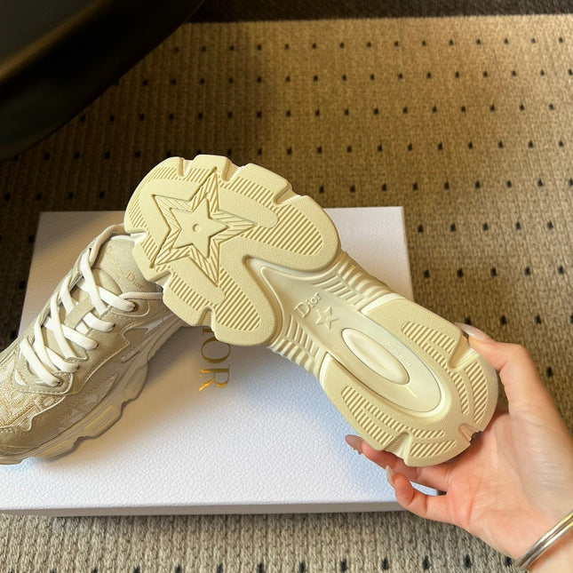 DIOR 26S VIBE SNEAKER 55MM IN GOLD DIOR OBLIQUE LUSENTI EMBROIDERED COTTON AND BEIGE SUEDE
