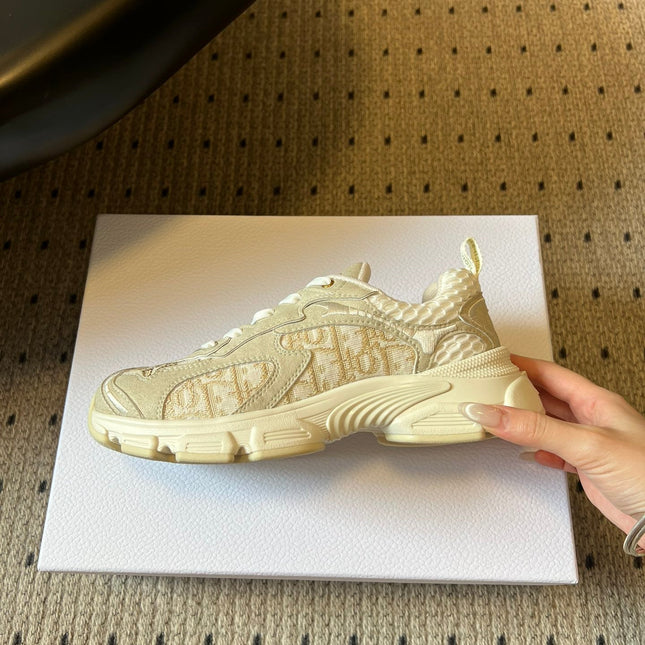 DIOR 26S VIBE SNEAKER 55MM IN GOLD DIOR OBLIQUE LUSENTI EMBROIDERED COTTON AND BEIGE SUEDE