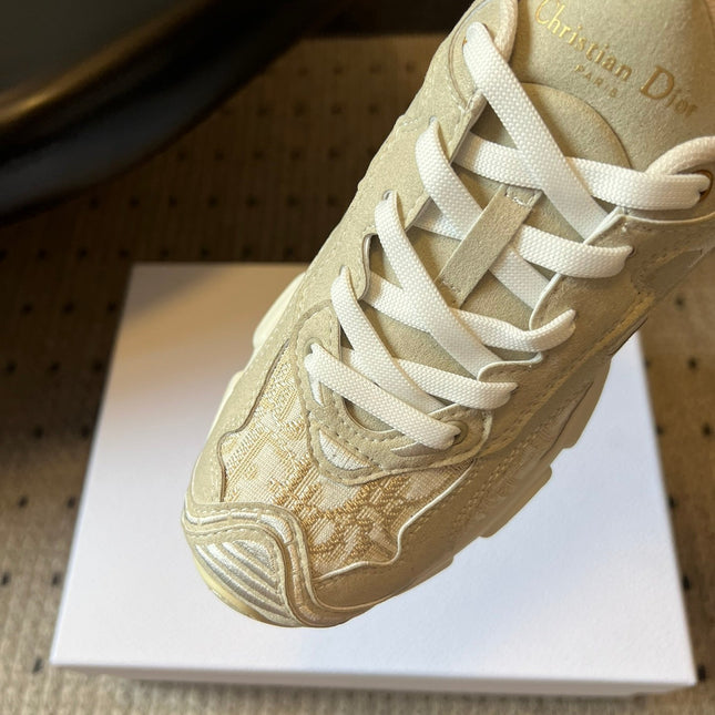DIOR 26S VIBE SNEAKER 55MM IN GOLD DIOR OBLIQUE LUSENTI EMBROIDERED COTTON AND BEIGE SUEDE