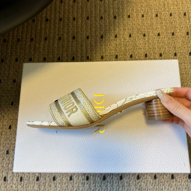 DIOR 26S DWAY HEELED SLIDE 40MM IN WHITE AND GOLD EMBROIDERED COTTON