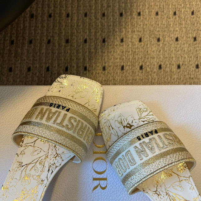 DIOR 26S DWAY HEELED SLIDE 40MM IN WHITE AND GOLD EMBROIDERED COTTON