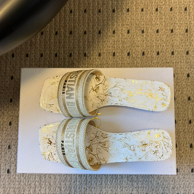 DIOR 26S DWAY HEELED SLIDE 40MM IN WHITE AND GOLD EMBROIDERED COTTON