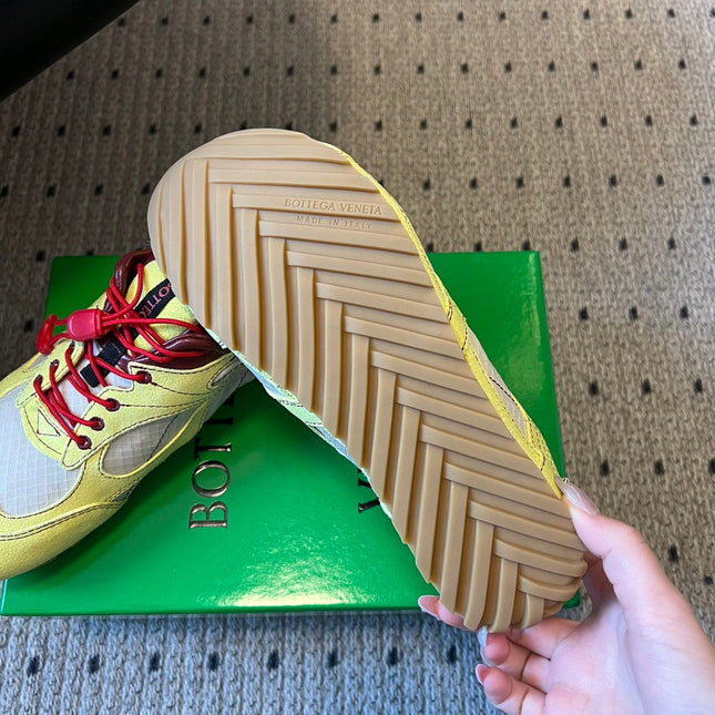 BOTTEGA VENETA 26S SNEAKERS IN LIGHT YELLOW SUEDE AND CREAM WHITE MESH FABRIC