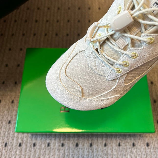 BOTTEGA VENETA 26S SNEAKERS IN CREAM WHITE SUEDE AND MESH FABRIC