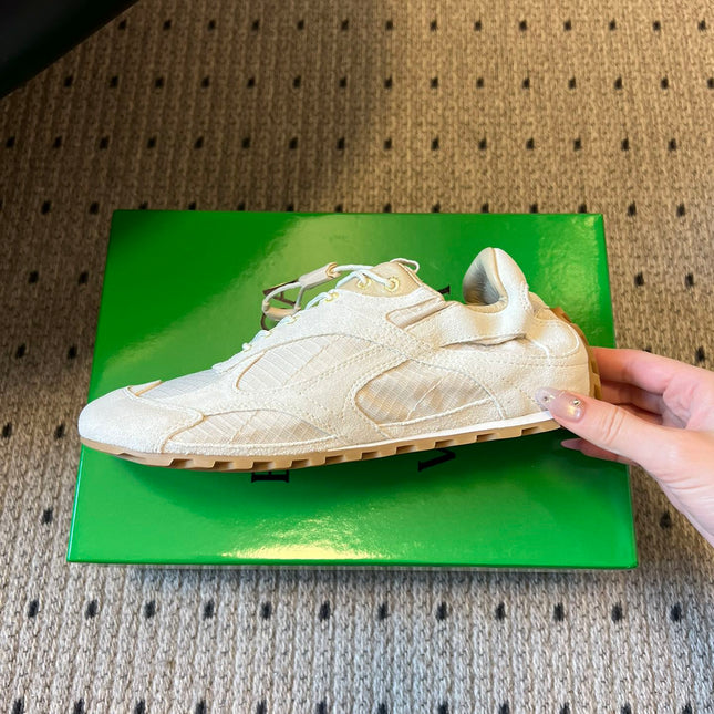 BOTTEGA VENETA 26S SNEAKERS IN CREAM WHITE SUEDE AND MESH FABRIC