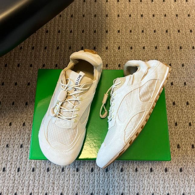 BOTTEGA VENETA 26S SNEAKERS IN CREAM WHITE SUEDE AND MESH FABRIC