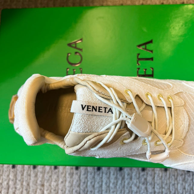 BOTTEGA VENETA 26S SNEAKERS IN CREAM WHITE SUEDE AND MESH FABRIC