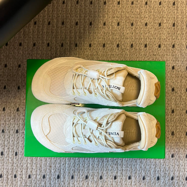 BOTTEGA VENETA 26S SNEAKERS IN CREAM WHITE SUEDE AND MESH FABRIC